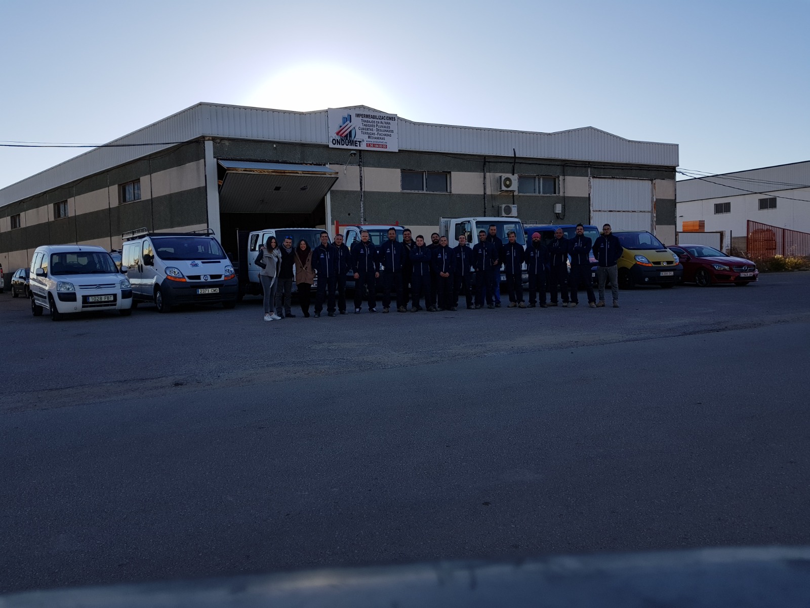 Trabajadores realizando impermeabilización